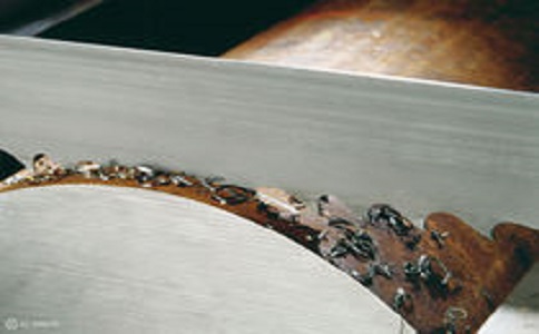 南京带锯床线速度设定过高，为什么会导致带锯条齿尖发热加速锯条的磨损？